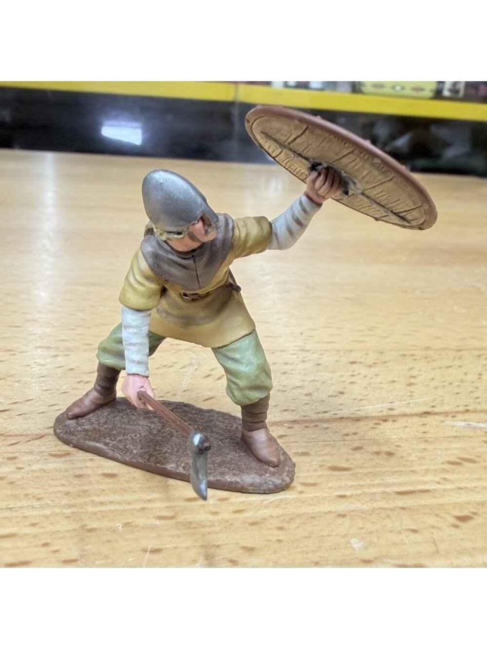 W Britain 62101 Viking Wearing Spangenhelm Defending 1/30 Metal Figure Boxed